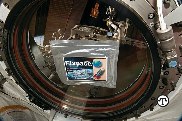 一位日本航天局的宇航员拿着一种用来防止空间站上的东西漂浮的产品, 这是为太空创造的许多东西之一，但却有实际用途.