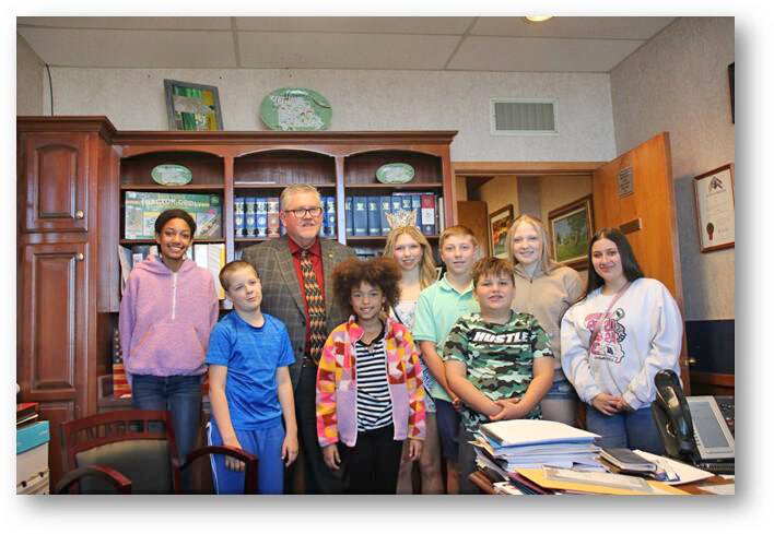 EARLY MONDAY morning Representative Rodger Reedy (R-57) met with a group from the Benton County All Arounders 4H Club. It was their first time visiting the Capitol and Reedy was thrilled to talk with them and explain the work that gets done at the Capitol.