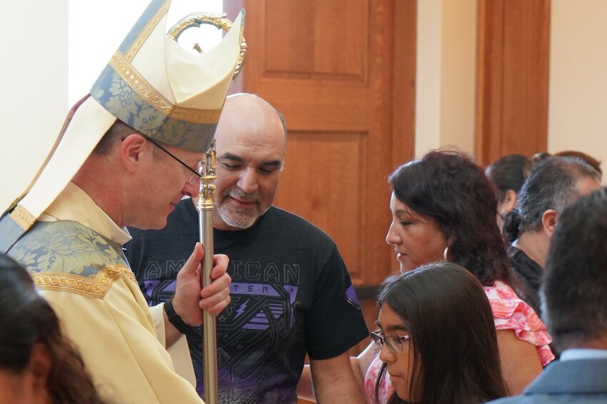 El obispo W. Shawn McKnight saluda a la gente despu&eacute;s de una Misa diocesana en Espa&ntilde;ol en la Catedral de St. Joseph el 18 de junio.