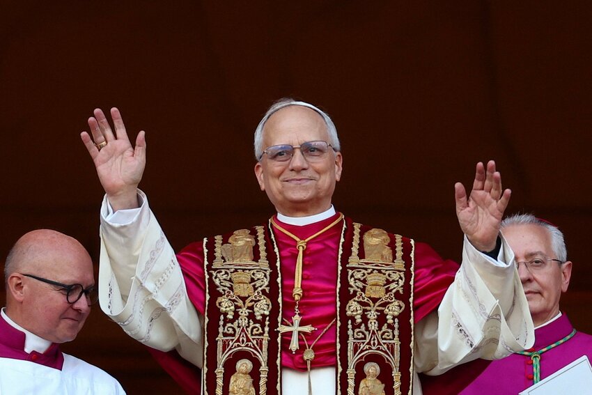 El cardenal Robert Francis Prevost, quien ha elegido el nombre papal de Le&oacute;n XIV, aparece en el balc&oacute;n central de la Bas&iacute;lica de San Pedro en el Vaticano el 8 de mayo de 2025, tras su elecci&oacute;n durante el c&oacute;nclave. Es el primer Papa proveniente de EE.UU. de la historia. (Foto OSV News/Guglielmo Mangiapane, Reuters)