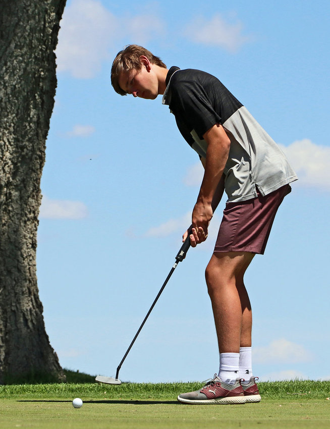Arlington's Eddie Rosenthal will stare down many more putts this spring for the Eagles.