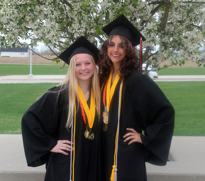 Haley Albertson, left, and Kathlyn Barta are the salutatorian and valedictorian, respectively, for Fort Calhoun High School's Class of 2022. Commencement will take place Saturday at 2 p.m. in the high school gym.