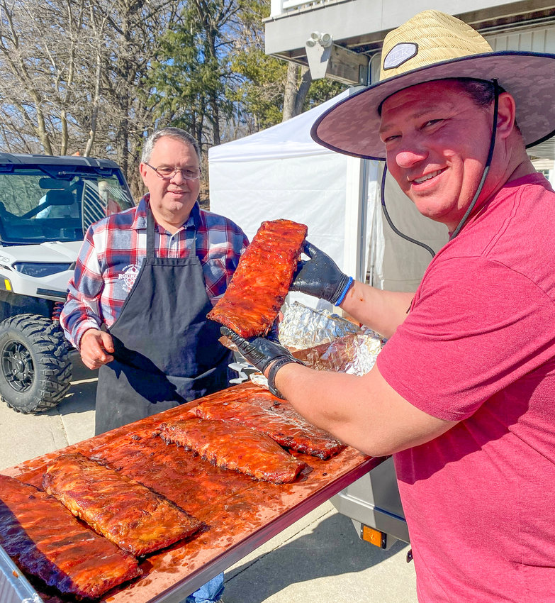 It&rsquo;s always nice to have an extra set of hands when smoking 36 racks of ribs.  Tom Carmichael was happy to lend a hand or two in helping Greg Mockenhaupt prepare for the Oakland Golf Club&rsquo;s annual Ribfest.