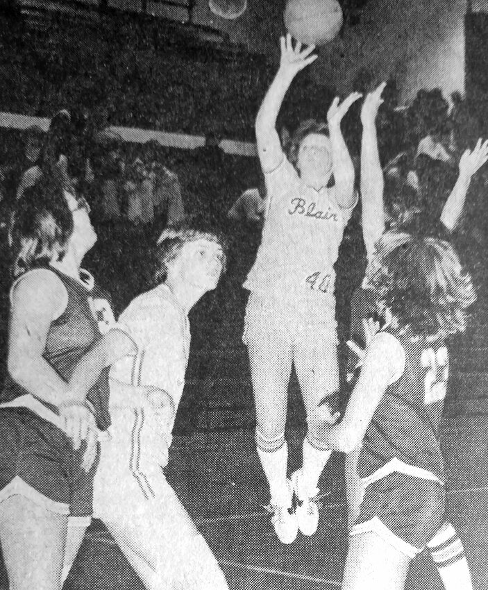 Karen Walker of Blair, middle, goes up for a shot during a 1980 game between the Bears and Arlington.