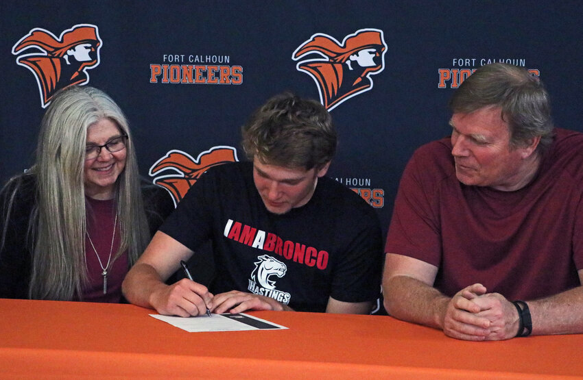 Fort Calhoun golfer Owen Miller signed with the Hastings Broncos on Thursday.