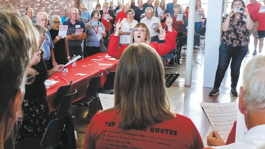 Alumni and choir sing the school song 