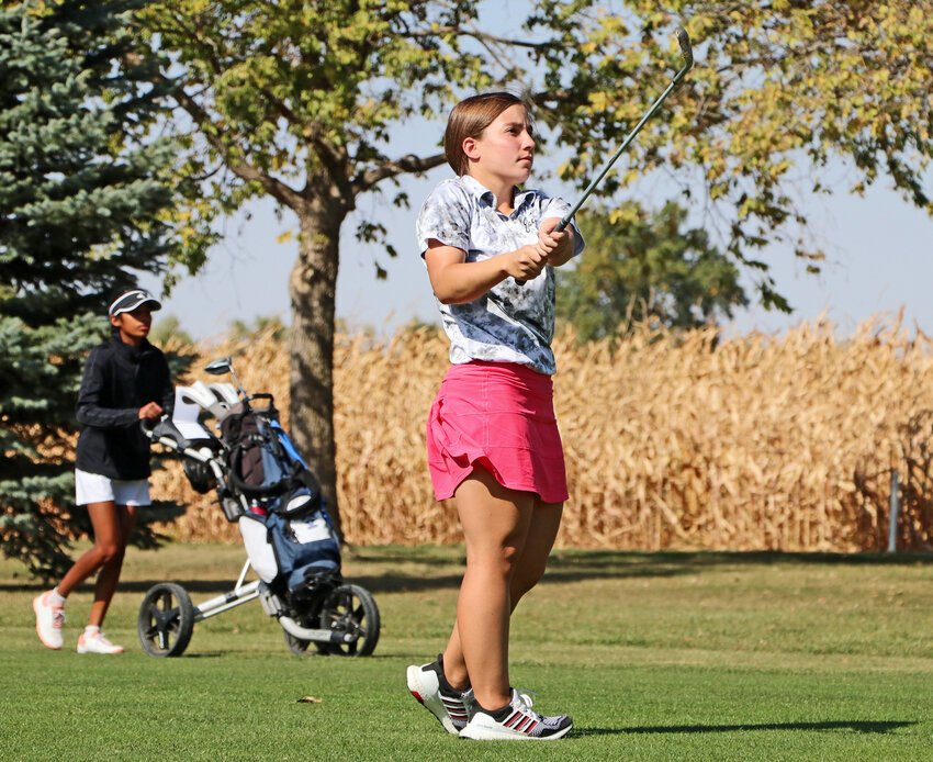 Arlington's Aspen Smutz watches her shot down the 12th fairway Tuesday at Oakland Golf Club.