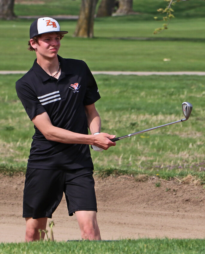 Fort Calhoun's Tysen Sunderman watches his ball onto the green Thursday at Ashland Golf Club.