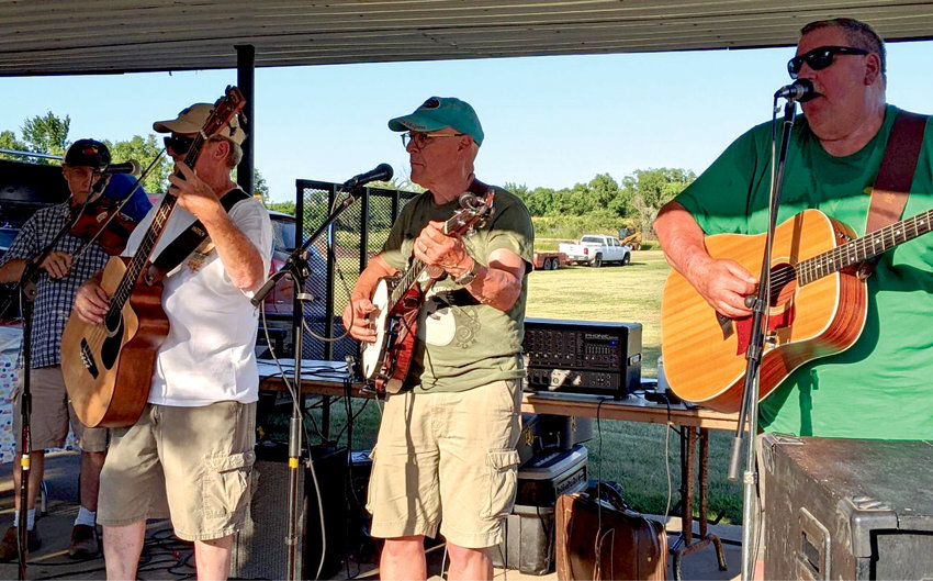 The James River Blue Grass Band played Friday evening in Woodall City Park, entertaining a large crowd of picnic goers.&nbsp;