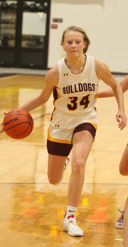Smooth play by De Smet's Hazel Luethmers led to 25 points Tuesday night, helping the Bulldogs to a 59-48 victory over the Howard Tigers.