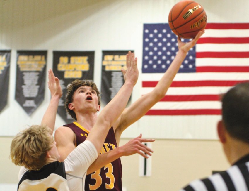 De Smet&rsquo;s George Jensen (33) puts up a shot around Wolsey-Wessington's Tate French (30). Bulldogs won the contest 52-49.