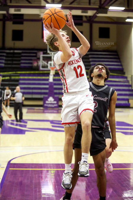 Carter Kee drive the lane for the layup.