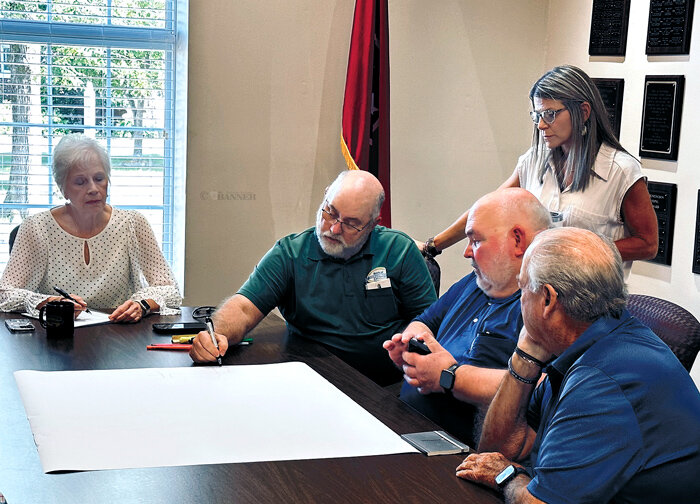 Huntingdon Mayor Nina Smothers, Randy Crossett, Tony Wyatt, Councilman Charles Hodges, and Councilwoman Kelly Eubanks (standing) during an emergency meeting of the Huntingdon Mayor and Council on August 15.