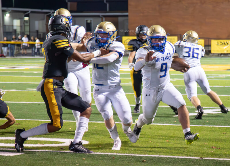 Huntingdon&rsquo;s Gray Eubanks scores four touchdowns against Camden Friday night.