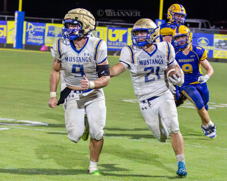 Huntingdon Quarterback Gray Eubanks leads tailback Brady Warbritton for great yardage.