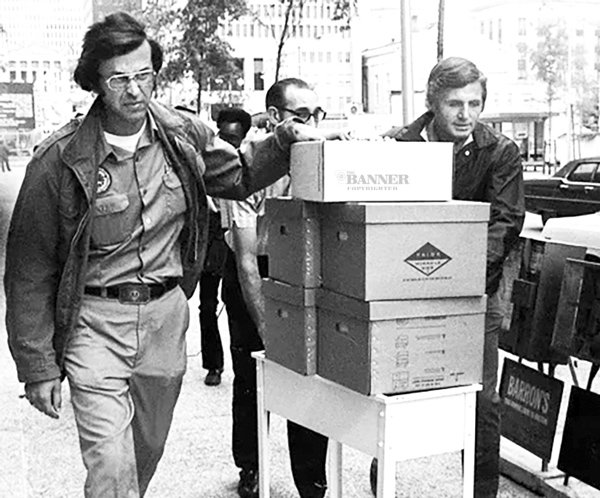 FBI agents Phil Thune (left) and Henderson Hillin Jr. (right) take files from the State Department of Corrections in Nashville on October 26, 1976. There were files for 318 individuals who received executive clemency, pardons or commutation from their sentences from Governor Blanton’s office.