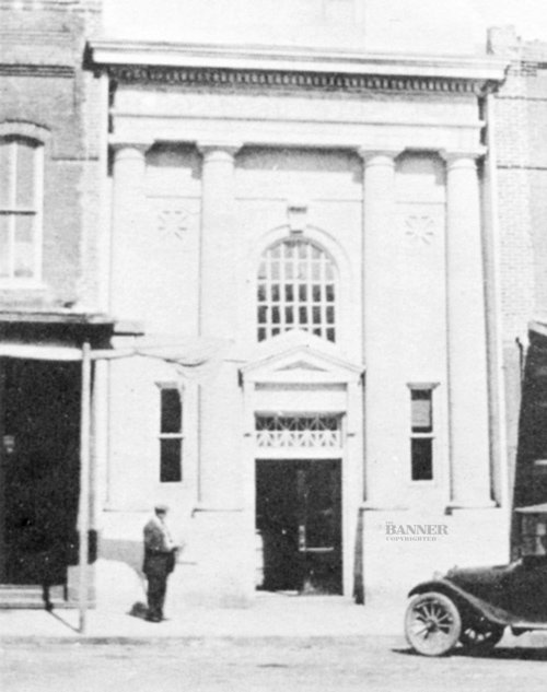 A photo of the Bank of McKenzie from 1920.