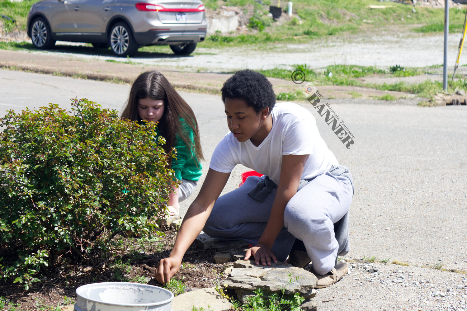 20260407-111050-df2-web2-MHS-Volunteers-weeding_MG_7682.jpg