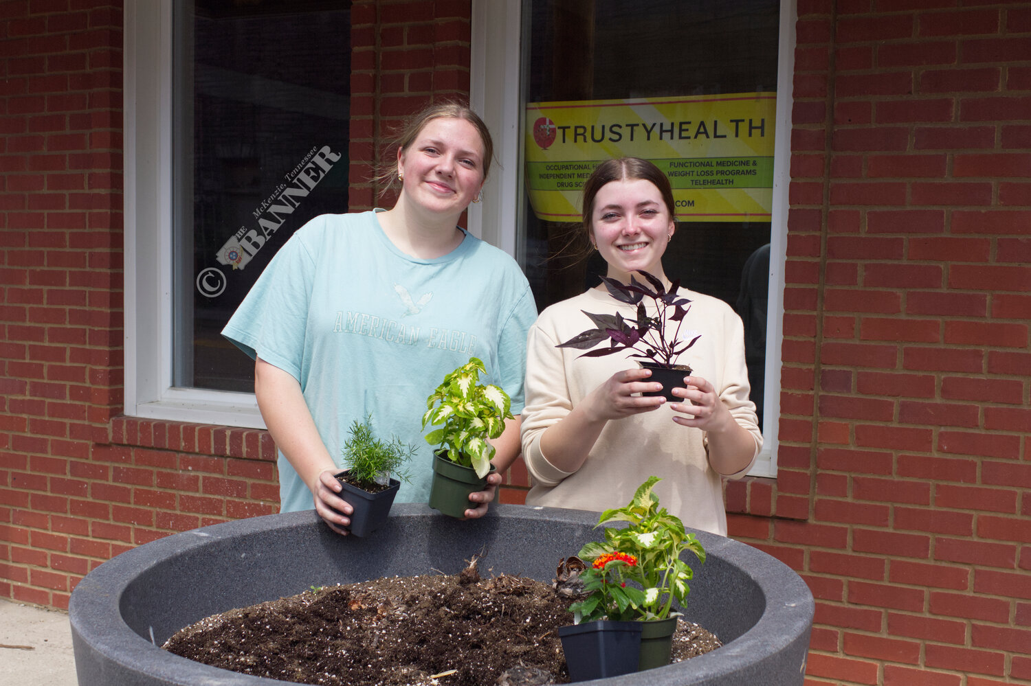 20260407-111126-d5c-web2-MHS-Volunteers-flowers_MG_7691.jpg