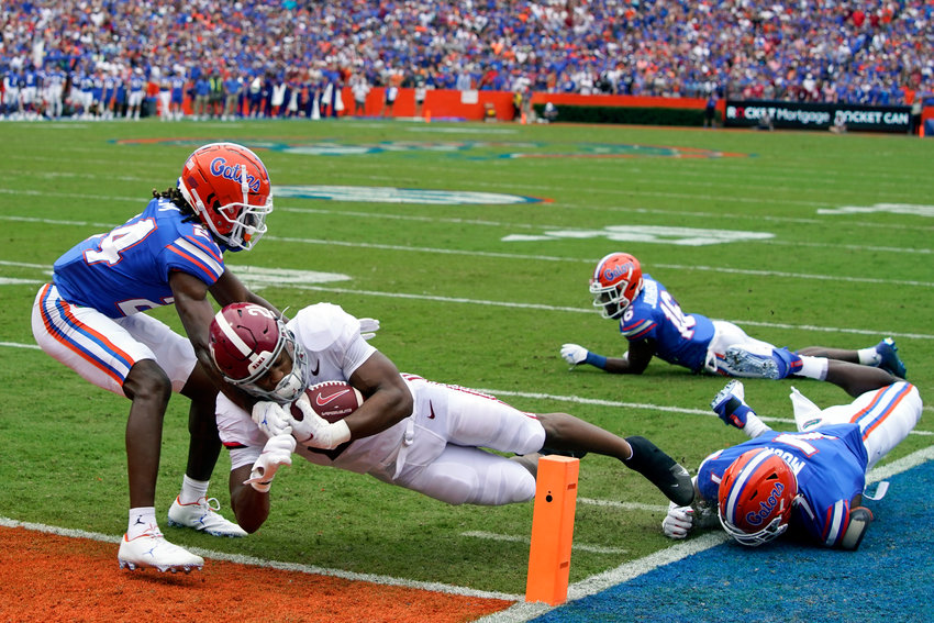Alabama running back Jase McClellan runs past Florida cornerback Avery Helm, left, and linebacker Jeremiah Moon, right, to score a touchdown during the first half of an NCAA college football game, Saturday, Sept. 18, 2021, in Gainesville, Fla. (AP Photo/John Raoux)