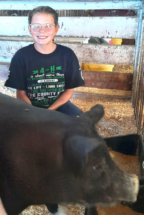Jr. Boyer Rooter member, Emma Mitchell received blue ribbons with her market hogs.