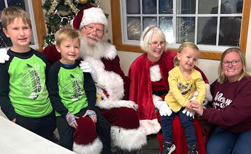 Cooper, Drake, Tillie and Kandi Pekarek took time to have a photo taken with Santa and Mrs. Claus on Nov. 27 at the Jimmy King Shelter Park in Mondamin.