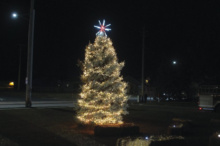 The Missouri Valley Chamber of Commerce presented a Christmas tree lighting on Friday night, with hot cocoa, cider, Christmas carols, and a visit from Santa Claus taking place during the event.
