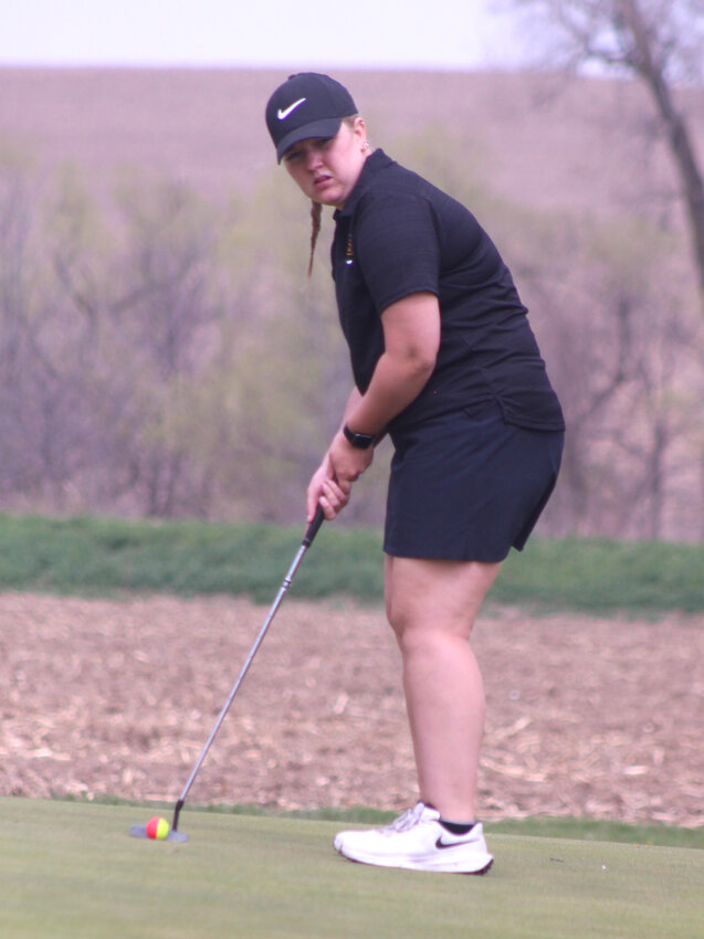 Ava Kovarna gets ready to putt.