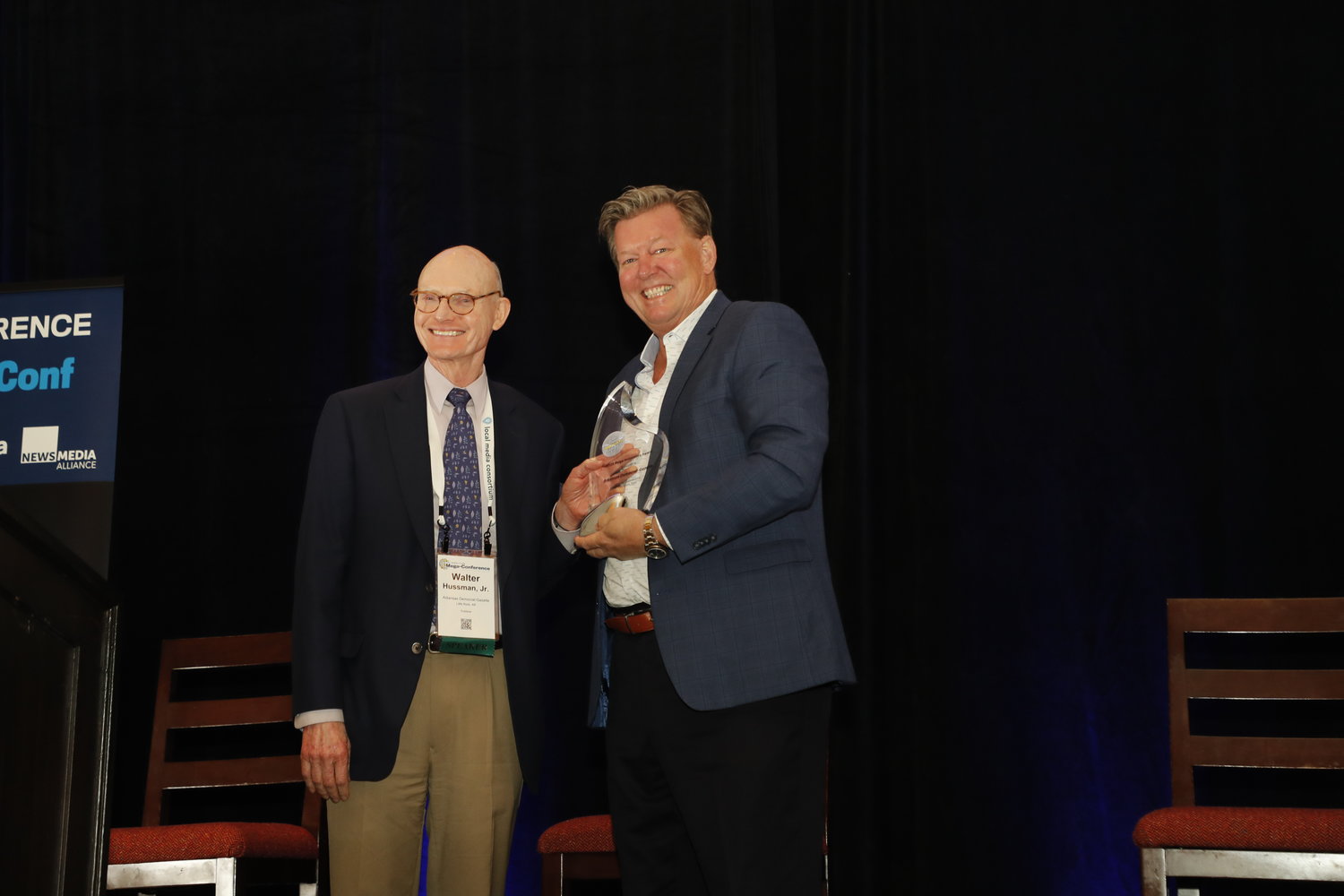 Dave Kennedy, of the Honolulu Star-Advertiser and 2018 recipient of the Mega-Innovation Award, presents Walter E. Hussman Jr., of the Arkansas Democrat-Gazette, with this year's Mega-Innovation Award. (Photo by Bob Booth)