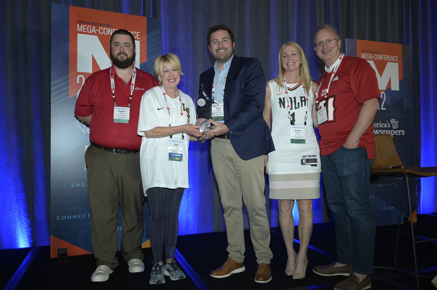 Vince Johnson (center) presents the 2022 award to (l-r) Kevin Hall, chief revenue officer; Judi Terzotis, president and publisher; Alisha Owens, VP, sales; and Robert Young, VP, digital solutions. (Photo by Phelan M. Ebenhack / PME Photography, Inc.)