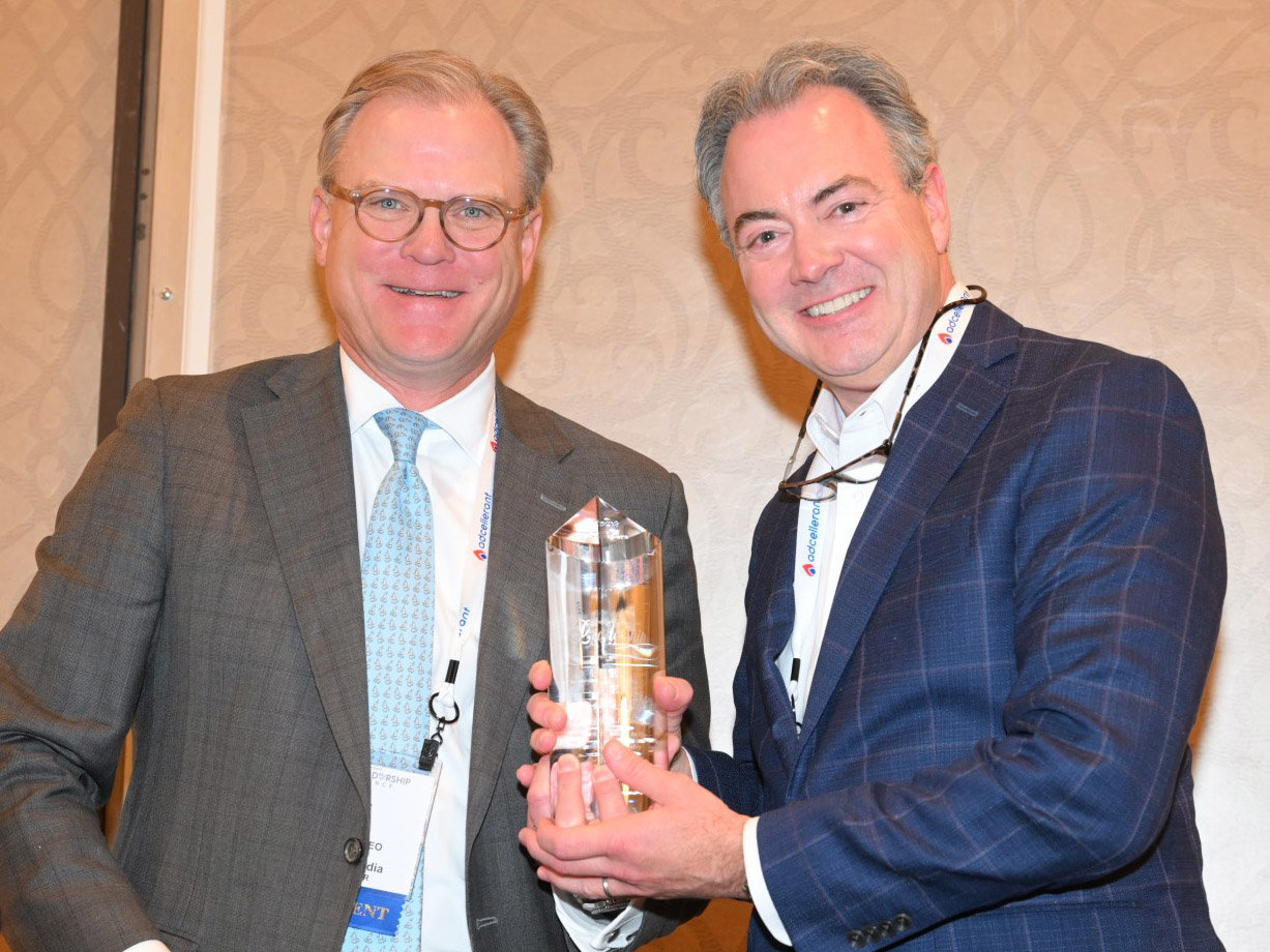 America's Newspapers President Nat Lea, president and CEO of WEHCO Media, presents the 2022 Frank W. Mayborn Leadership Award to Chris Reen, president and CEO of Clarity Media Group.