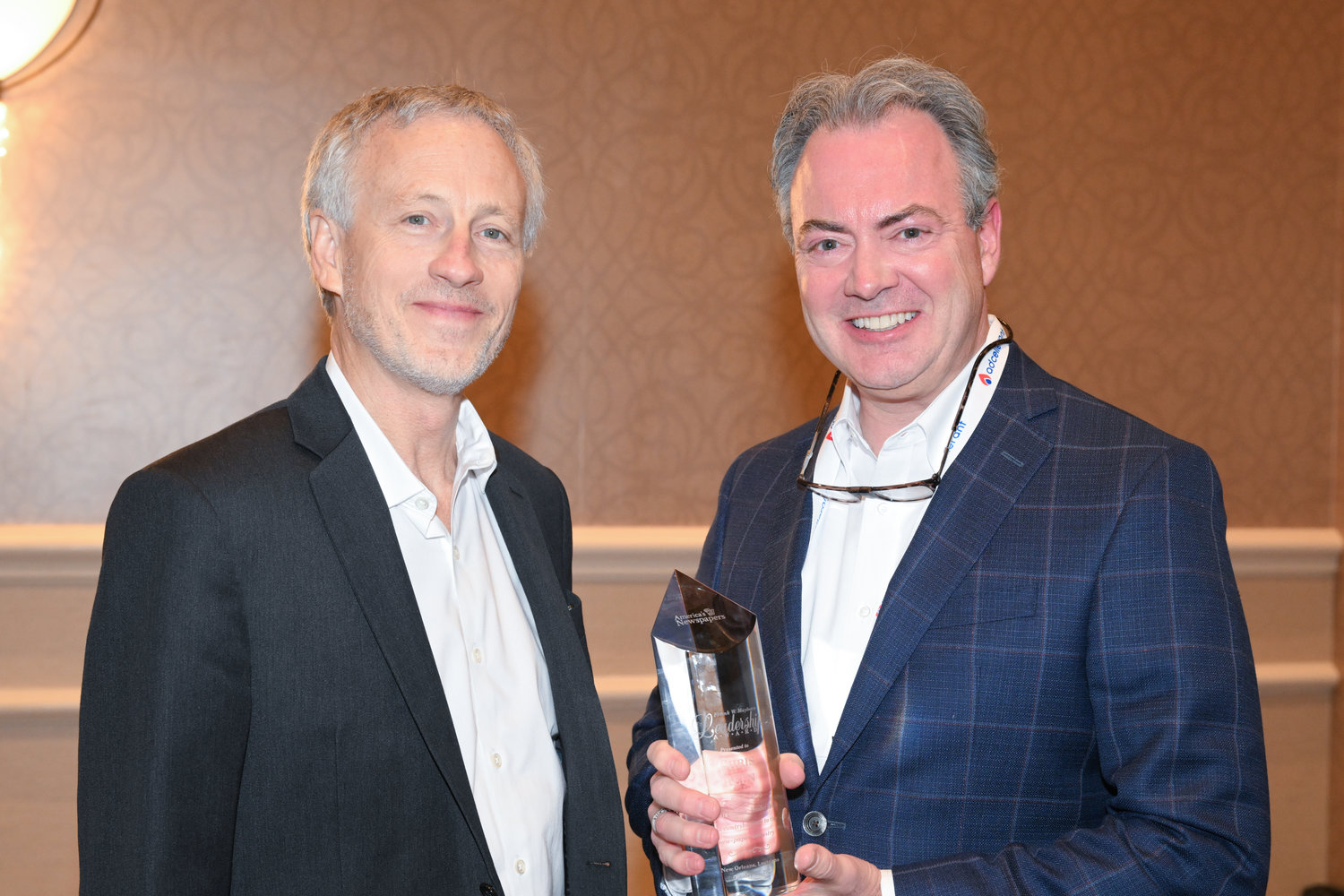 Dean Ridings, CEO of America's Newspapers, and Chris Reen, the 2022 recipient of the Frank W. Mayborn Leadership Award. (Photo by Jeff Strout)