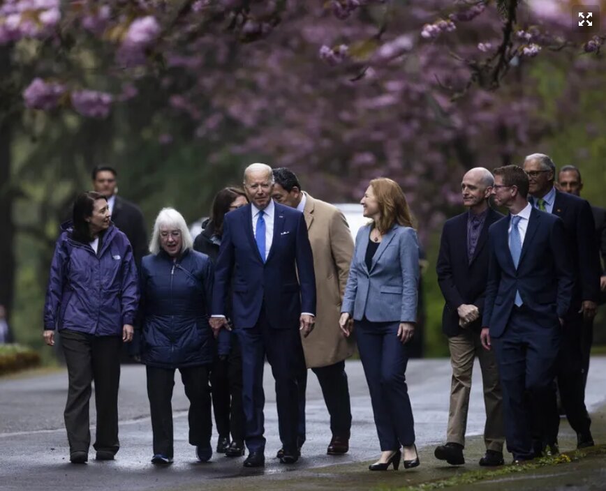 President Joe Biden leads a group of elected officials in Seward Park in Seattle, including Mayor Bruce Harrell, center; Gov. Jay Inslee, far right; and some members of Washington’s congressional delegation: Sen. Maria Cantwell, left, Sen. Patty Murray, Rep. Suzan DelBene, Rep. Kim Schrier, Rep. Adam Smith and Rep. Derek Kilmer. (Daniel Kim / The Seattle Times, 2022)