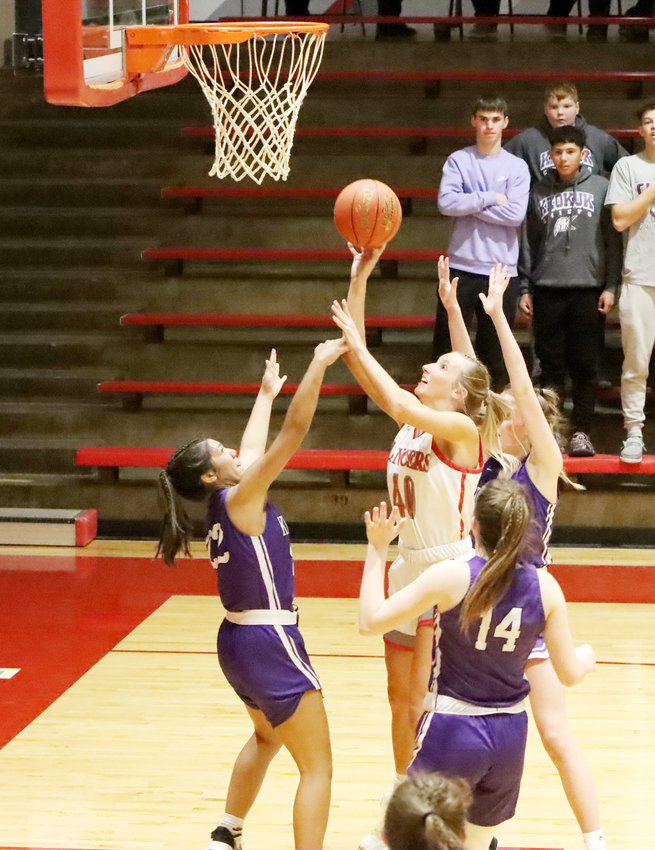 It would take more than a triple-team to stop Lauren Golinghorst on Saturday, who scored 25 points on 10/18 shooting.