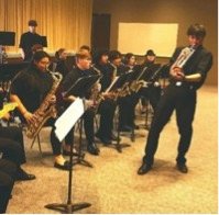 Photo of Jazz Band in warmup at Iowa State University.  Foto del grupo Jazz en calentamiento en la Universidad de Iowa State.