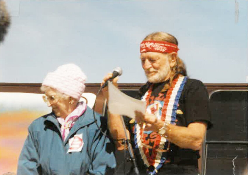 Willie Nelson reads the letter from Marshall County farmer Alice Ginter, left, inviting him to an Iowa Citizens for Community Improvement rally in March, 1997.
