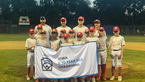 Front row, holding banner: Graeme Reimers, Brooks Arensdorff, Jaden Matthaidess, Canon Strom, Miles Harper, Chase Hill. Middle row: Brett Holliday, Jax Geesey, Bryce Goemaat, Brooks Porter, Camden Salzbrenner, Carter Grady. Back row: Coaches Chase Holiday, Chad Matthaidess, Jake Matthaidess, Steve Strom.