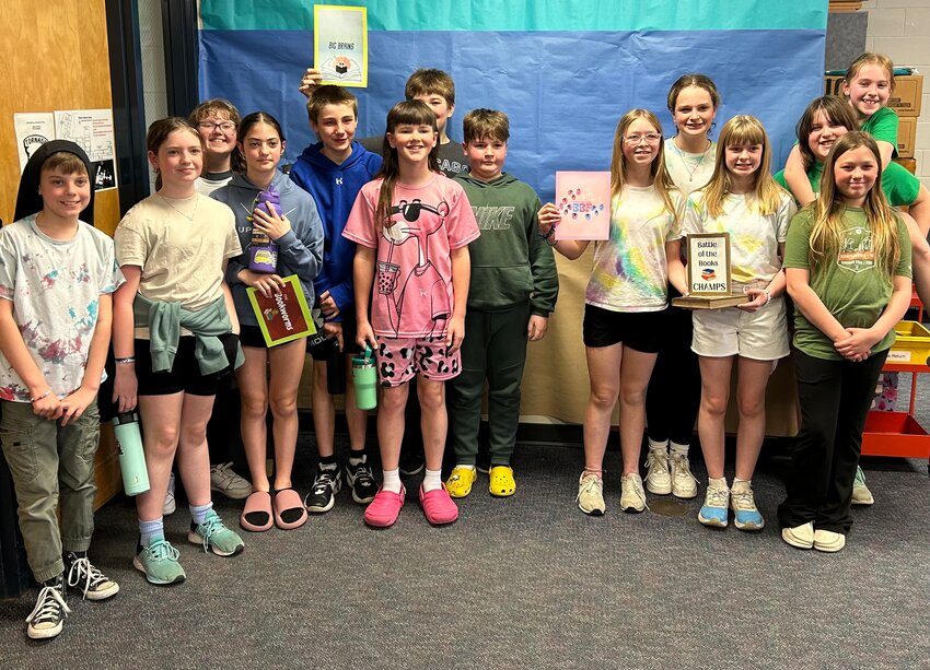 Wilton and Durant's Battle of the Books finalist teams stand together for a group photo.