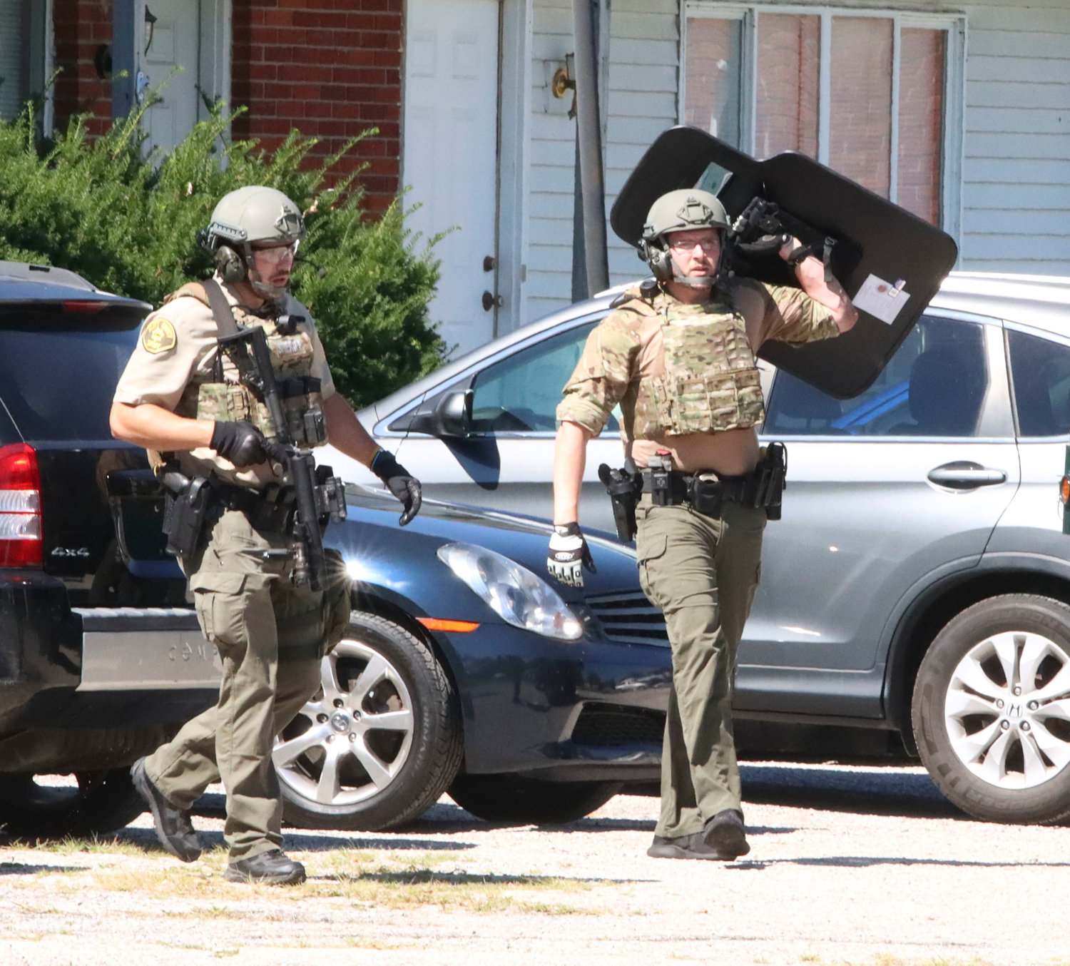 Scott County deputies brought shields and rifles to the Park View apartment.