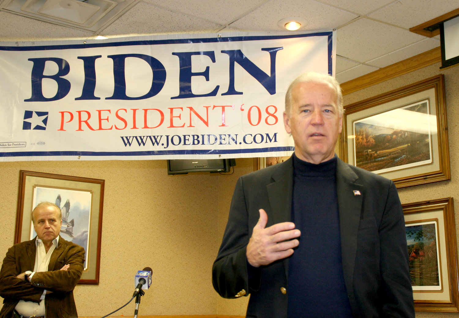 Joe Biden appears in Eldridge, Dec. 26, 2007 at the former Lancer's Grille.