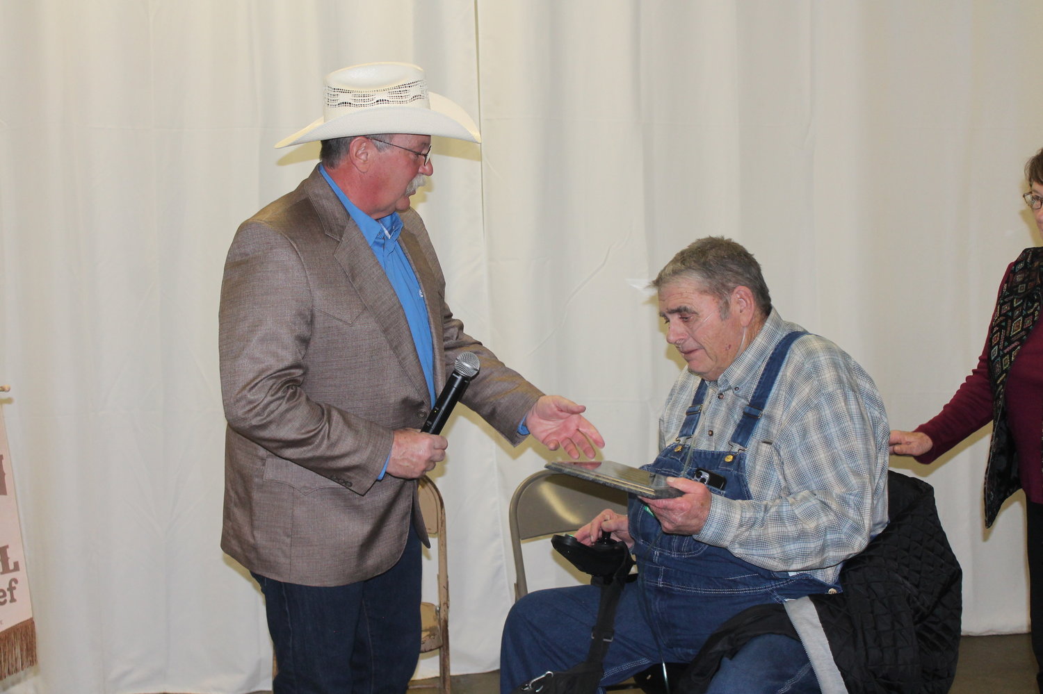 Robert Thede accepts the "Hall of Fame" plaque from Muscatine Cattlemen Association's president Ron Cox at the annual banquet Saturday, Jan. 28.