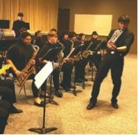 Photo of Jazz Band in warmup at Iowa State University.
Foto del grupo Jazz en calentamiento en la Universidad de Iowa State.