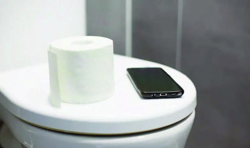 Research indicates that using a smartphone while using the toilet is detrimental to the digestive system.