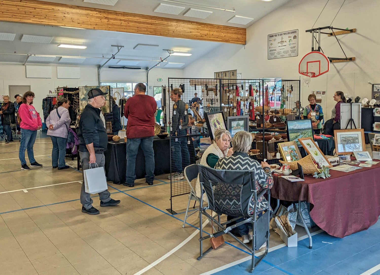 Blaine Arts Council hosted the Sea to See art showcase and sale at the Blaine Community Center Pavilion on November 4. The event, which was the organization’s first pop-up show, had about 20 Whatcom County artists on display as well as live music and food vendors.