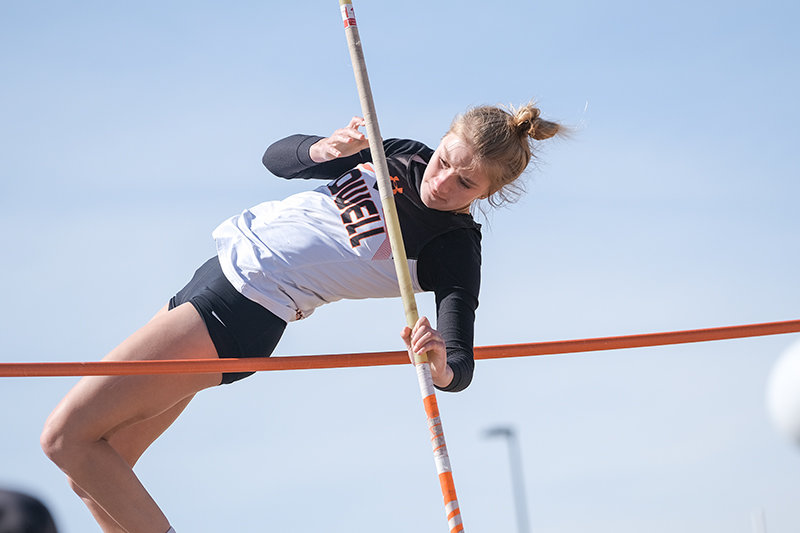 Continuing her impressive sophomore campaign, Lauryn Bennett tied for second in the pole vault at the L.A. Kohnke Invite on Saturday in Powell, clearing 8 feet.