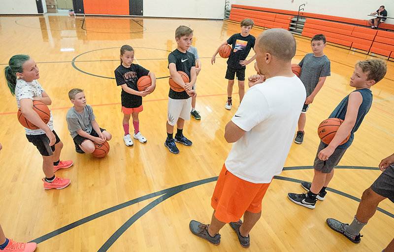 PHS boys’ basketball assistant coach Waleryan Wisniewski gives a talk to young campers during the Panthers and Trappers basketball camp last week.