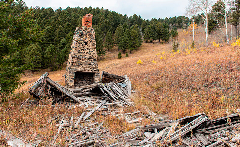The remains of a cabin on private land at the site of the old Highland Chief mine that operated within yards of the park boundary in 1894 to 1908.
