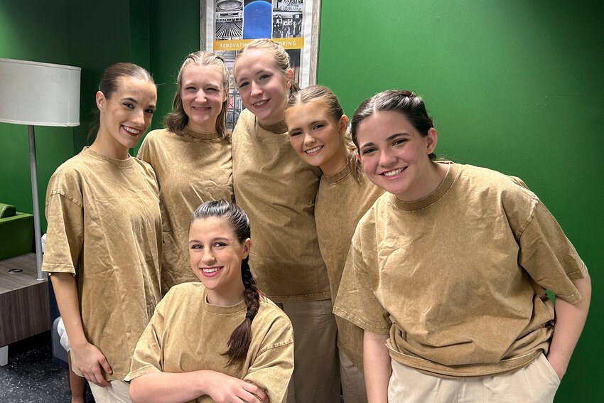 UTM Dance – Preparing to go onstage to perform “Ceratophrys Ornata” in the prestigious Gala concert at the American College Dance Association Southeast Conference on March 6-9 at the College of Charleston were (standing, l-r) Maleia Bingham, Hannah Newman, Ellyn Beebe, Kayla Mick, Madison Bixler and (sitting) Alexandra Webber, who choreographed the performance.