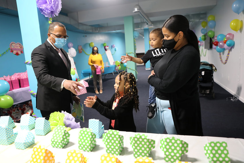 Andre Coleman, the program director at the Broadway Family Plaza transitional housing facility gives a cupcake to Karla&rsquo;s children, McKenzly and McKayson, during a Mother&rsquo;s Day event last week. The event was part of a produce drive organized by Kingsbridge Unidos, a mutual aid group ensuring families get fresh vegetables in this part of the Bronx.