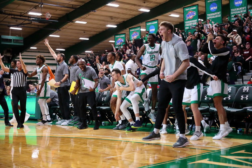 Jaspers men&rsquo;s basketball team celebrates winning the 2021 Battle of the Bronx rivalry game against Fordham. This year the game will be played because Fordham had no room on its schedule.